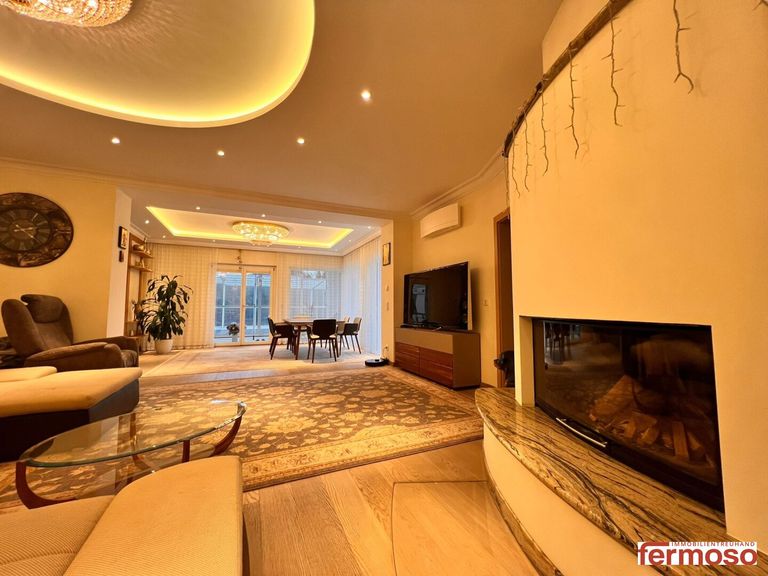 Wohnzimmer mit Kamin