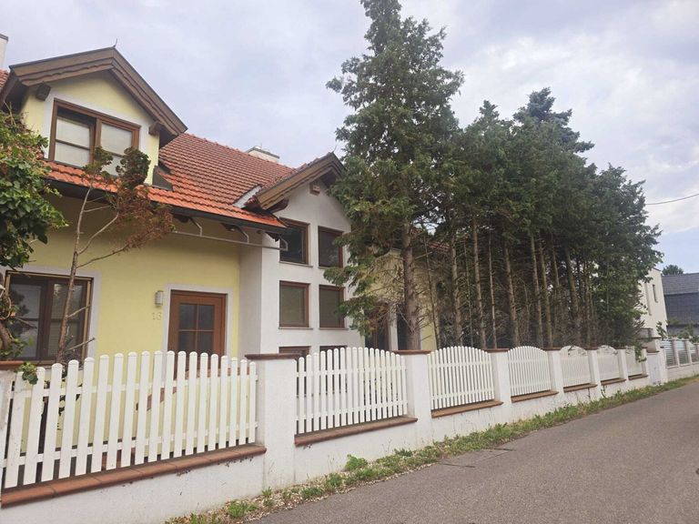 Straßenseite.