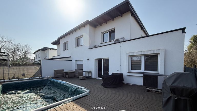 Hausansicht mit Pool