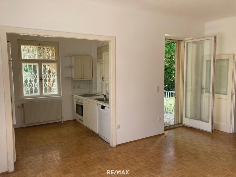 Zimmer mit Blick in die Küche 