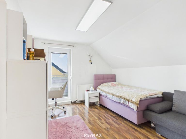 Schlafzimmer 1 mit Balkon OG