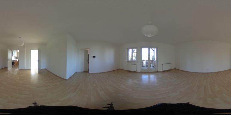 Wohnzimmer mit Ausgang zu Balkon und Garten