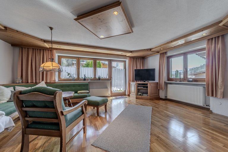 Wohnzimmer mit Kachelofen