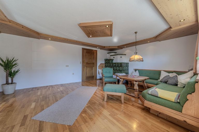 Wohnzimmer mit Kachelofen