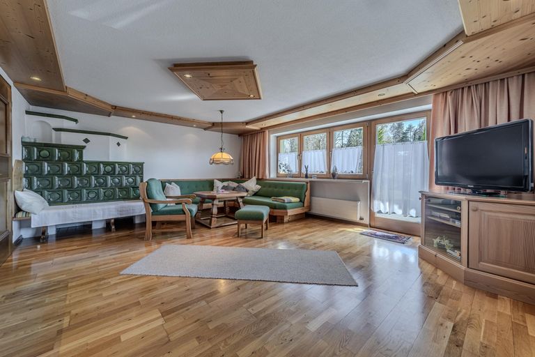 Wohnzimmer mit Kachelofen