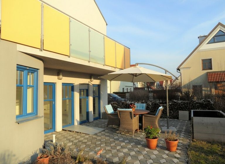 Blick zur Terrasse: mit KI generierten Möbel