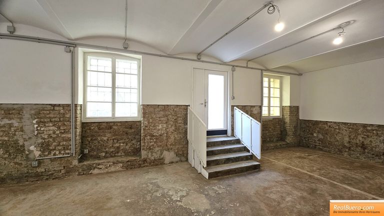 großer Eckraum mit Eingang - so sieht er derzeit aus