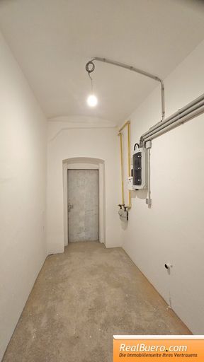 Abstellraum mit Ausgang in den Keller