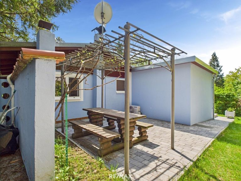 Weinlaube hinter dem Haus