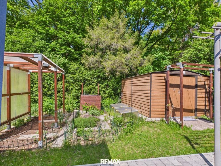 Gemüsegarten hinter dem Haus samt Gartenhaus