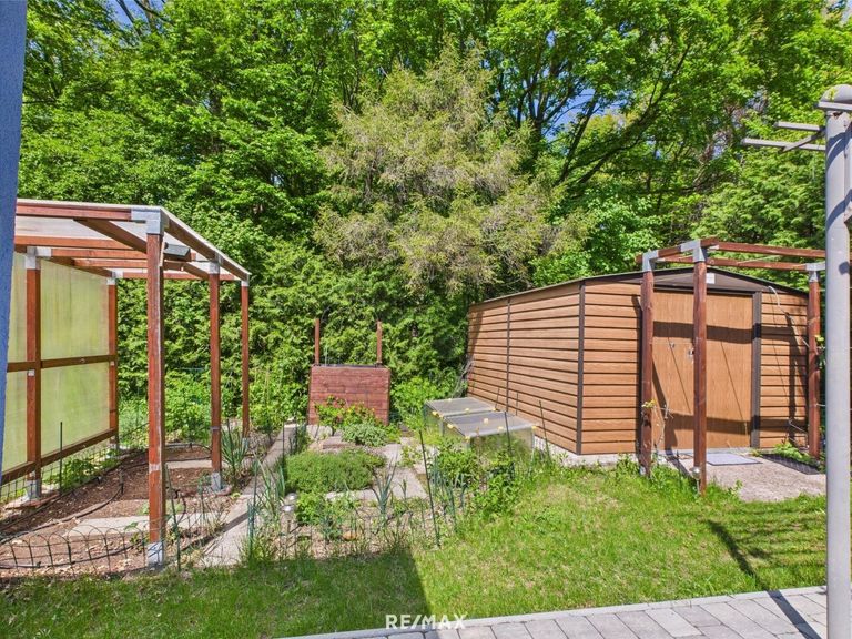 Gemüsegarten hinter dem Haus samt Gartenhaus