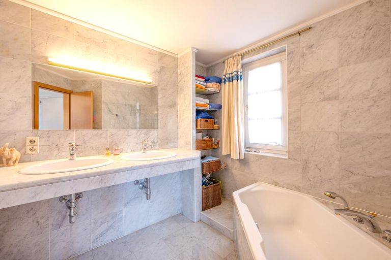 Badezimmer im OG mit Eckwanne