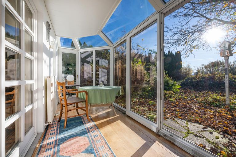 Wintergarten mit Blick in den Garten