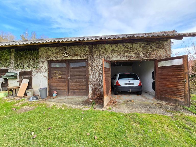 Nebengebäude mit Garage