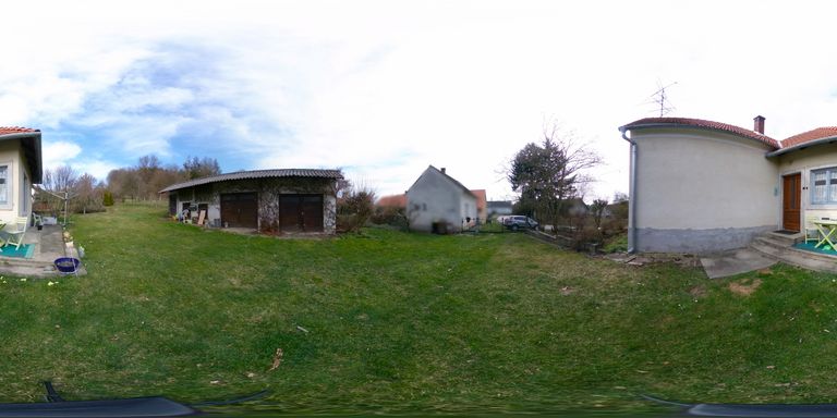 Haus mit Nebengebäude