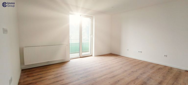 Der helle Wohnbereich mit direktem Zugang zur südseitigen Loggia bildet das Herzstück der Wohnung.