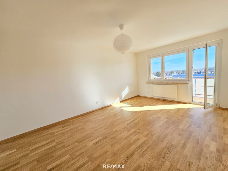 Wohnzimmer mit Zugang zur Loggia