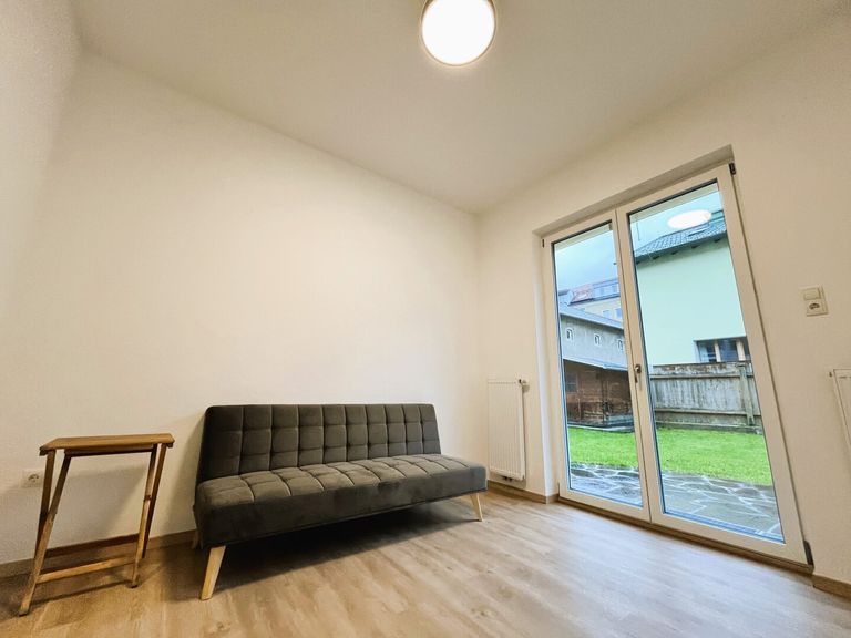 Wohnzimmer mit Zugang zum Garten