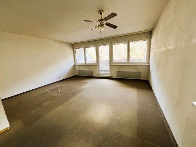 Zimmer mit Zugang zum Balkon