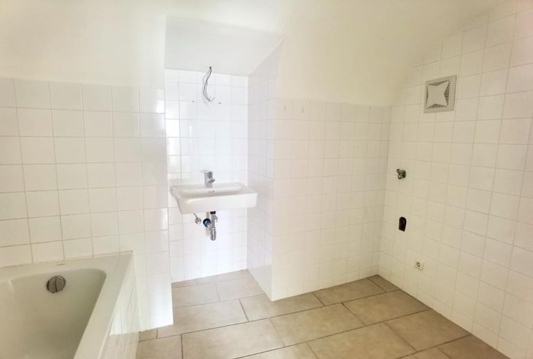 Bad mit Wanne und WM Anschluss