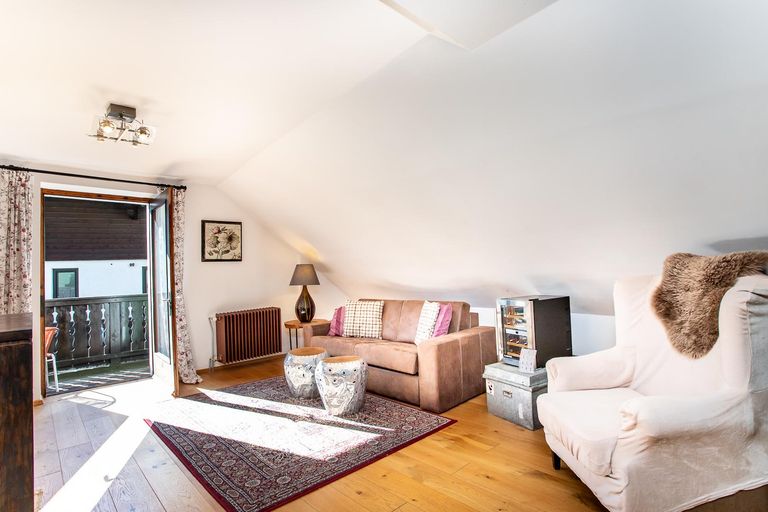 Wohnbereich mit Zugang zum Balkon