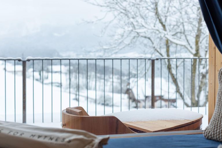 Winterimpressionen mit Outdoor-Badewanne