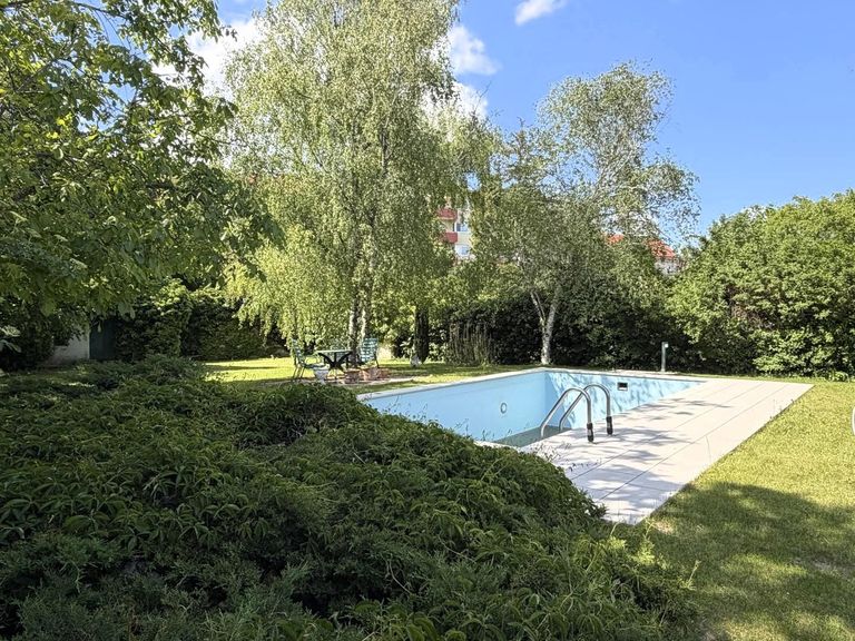 Außenbereich / Eigengarten mit Outdoor-Pool