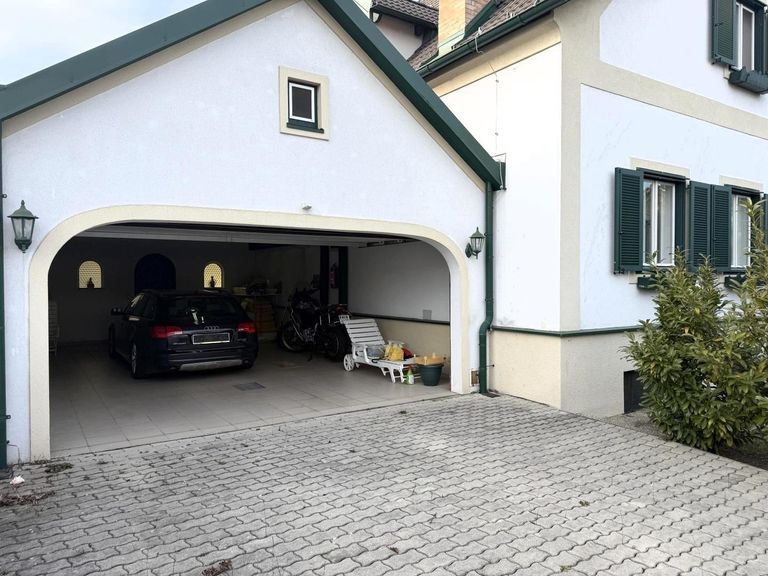 EG / Straßenansicht / Garageneinfahrt