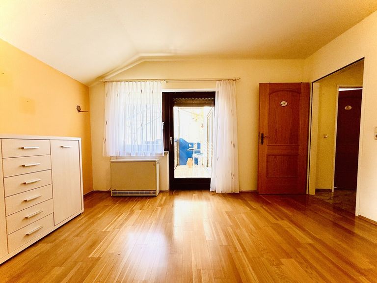 ... mit Ausgang zur Loggia