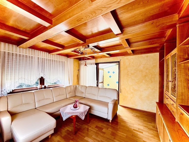 Wohnzimmer - helle Holztäfelung und Wintergarten-Zugang