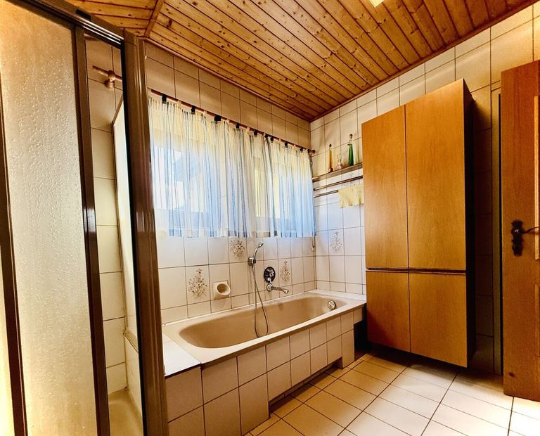 ... Badewanne und Dusche