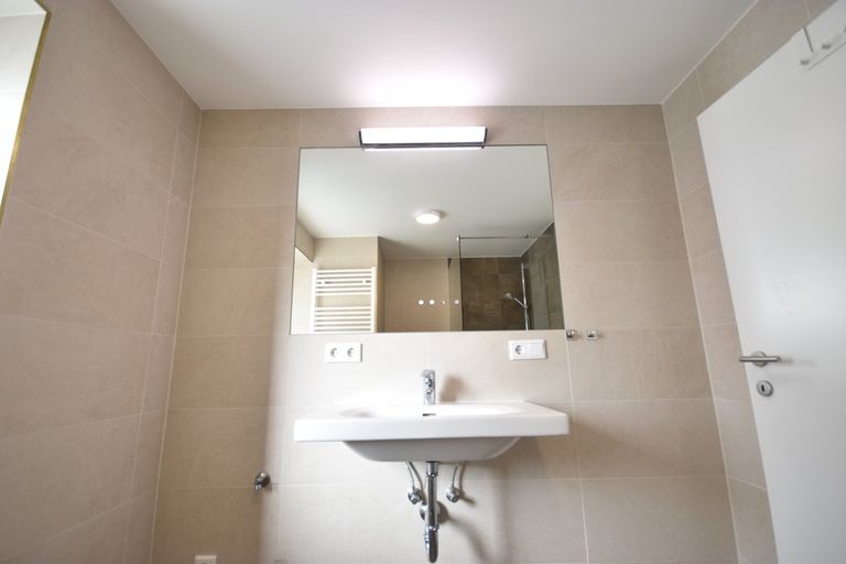 Badezimmer - Moderne und geräumige 3 Zimmer Wohnung mit großem Balkon Miete Grödig Salzburg