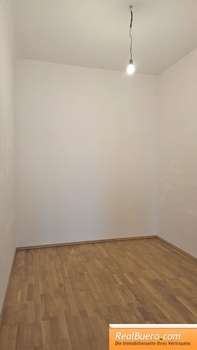 geräumiger Schrankraum / Abstellraum beim Schlafzimmer