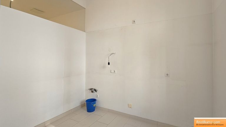 Küche - hofseitig, leer bis auf die Anschlüsse