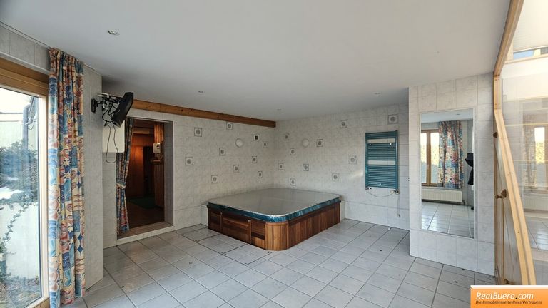 Keller: Wellnessraum mit Toilette und Ausgang zur Terrasse und den Garten  rten