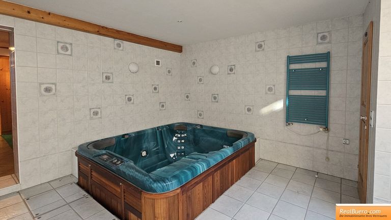 Keller: Wellnessraum mit Toilette und Ausgang zur Terrasse und den Garten