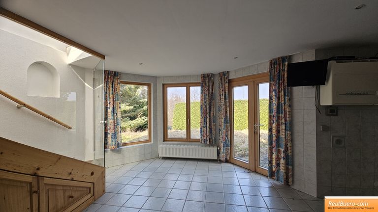 Keller: Wellnessraum mit Toilette und Ausgang zur Terrasse und den Garten