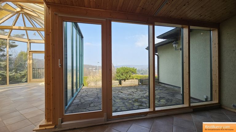 Erdgeschoß: Ausgang vom Wohnesszimmer zur Terrasse und zum Wintergarten