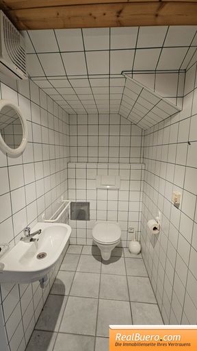 Keller: Wellnessraum mit Toilette und Ausgang zur Terrasse und den Garten