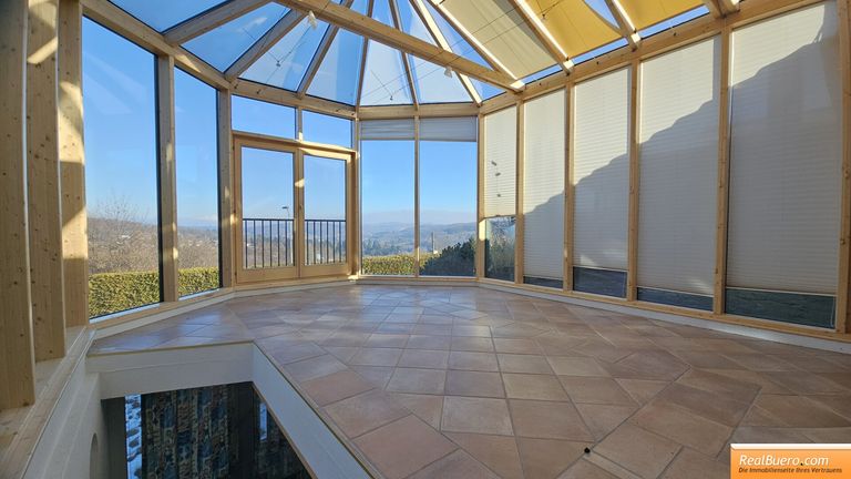 Erdgeschoß: Wintergarten mit Abgang zum Keller / Welllnessbereich