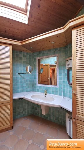 Erdgeschoß: Badezimmer mit Dusche, Handwaschbecken, Toilette