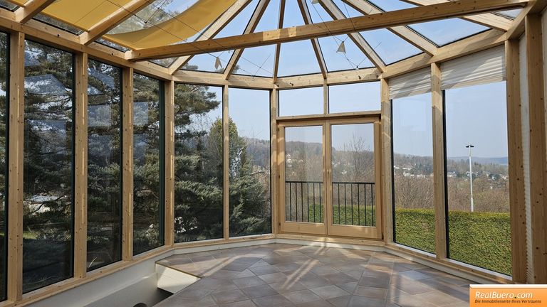 Erdgeschoß: Wintergarten mit Ausgang zum Garten und der zweiten Terrasse