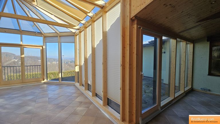 Erdgeschoß: Blick zum Wintergarten und Ausgang zur Terrasse