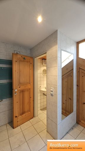 Keller: Wellnessraum mit Toilette und Ausgang zur Terrasse und den Garten