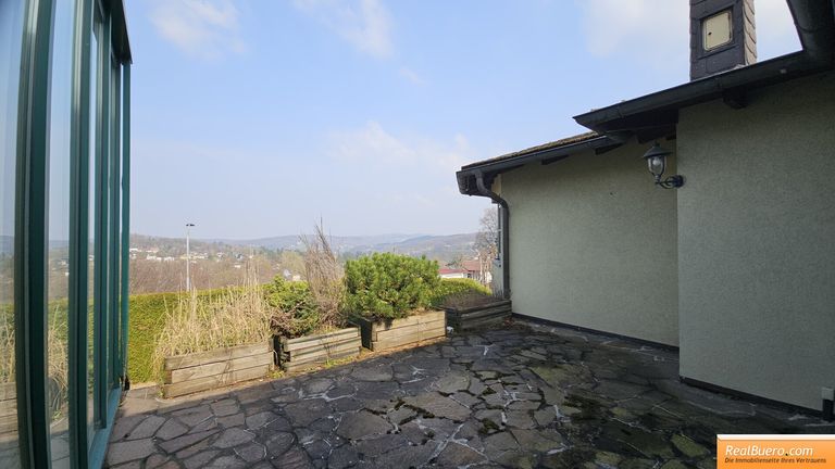 Erdgeschoß: Terrasse mit Fernblick