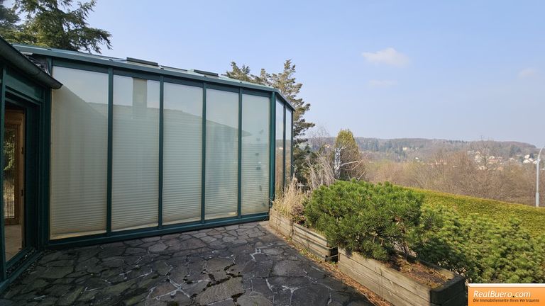 Erdgeschoß: Terrasse mit Fernblick
