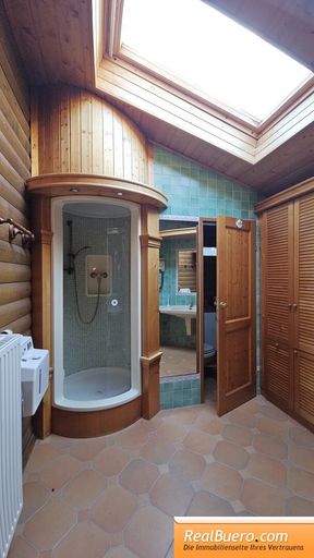 Erdgeschoß: Badezimmer mit Dusche, Handwaschbecken, Toilette