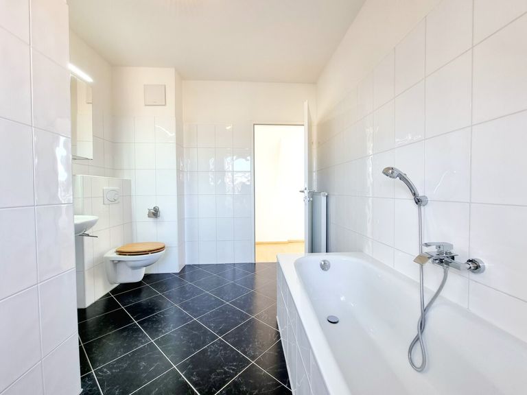 Tageslichtbadezimmer + WC