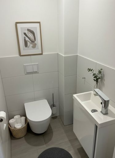 Toilette mit Handwaschbecken