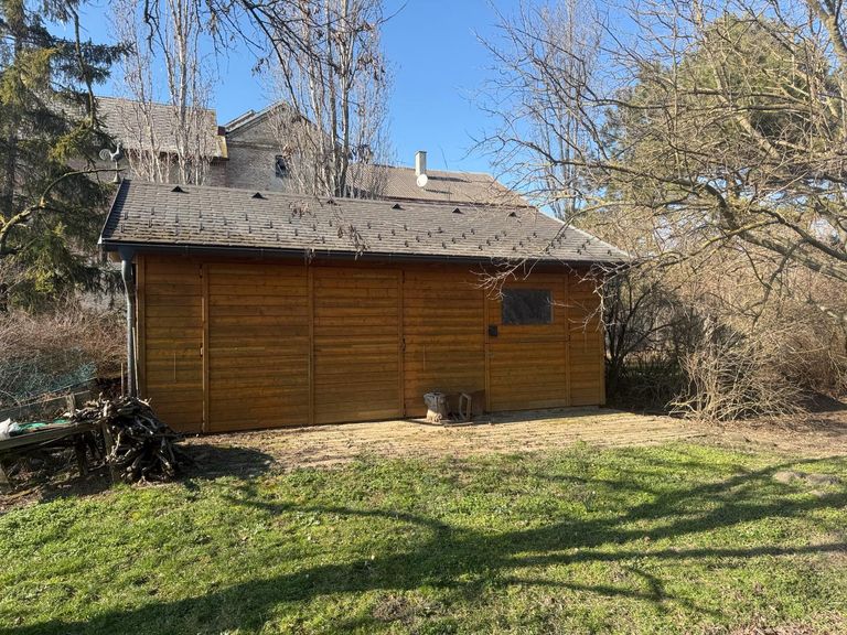 Stall mit Lager im Garten